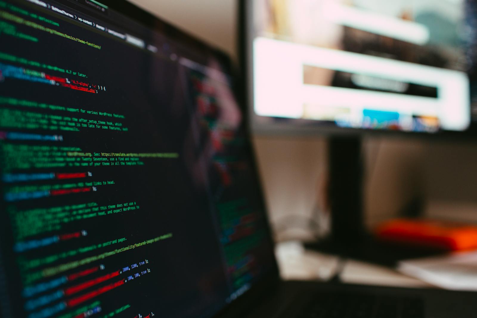 Arbeitsplatz mit Code auf zwei Monitoren